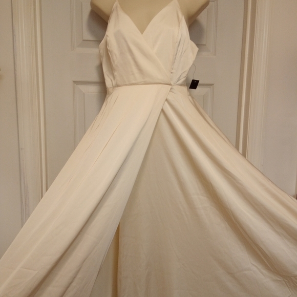 🆕 Lulu's👗Cream color🌹soft satin feel🦋mock wrap - Picture 5 of 8